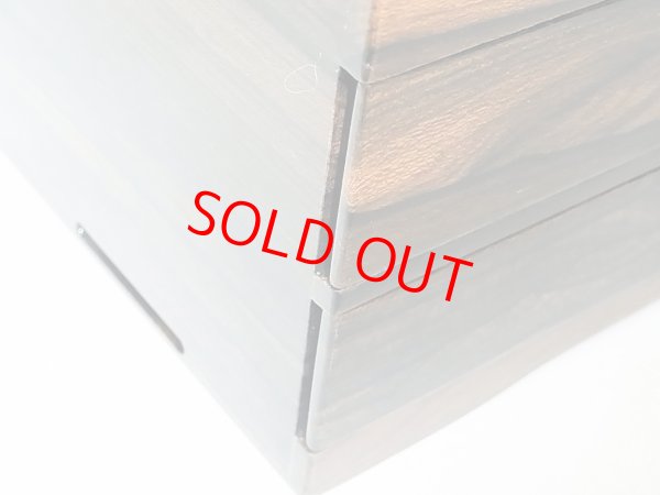 両脇に溝があります。