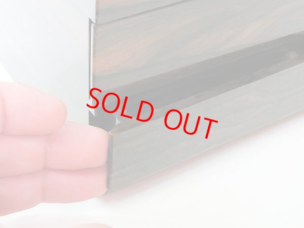 その溝に両手の指先をかけてあけます。