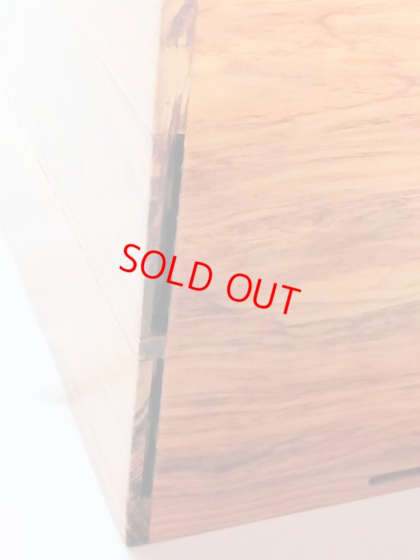 両脇に溝があります。