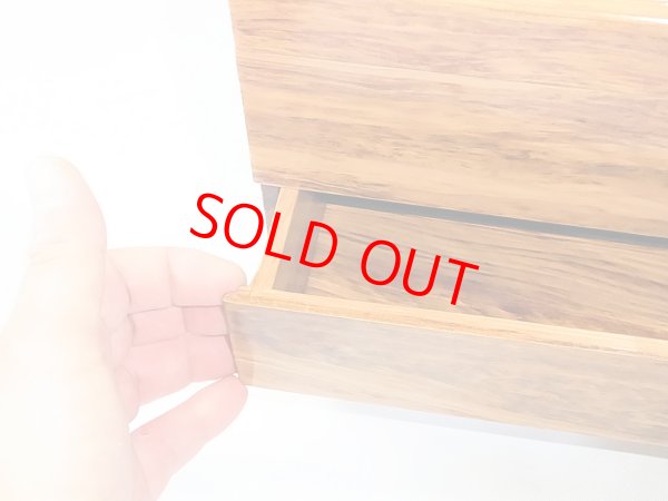 その溝に両手の指先をかけてあけます。