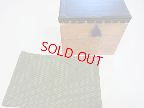 画像8: 国産杉材使用　座布団付き総引き出し合切箱　合切箱カバー、 ベルト付き