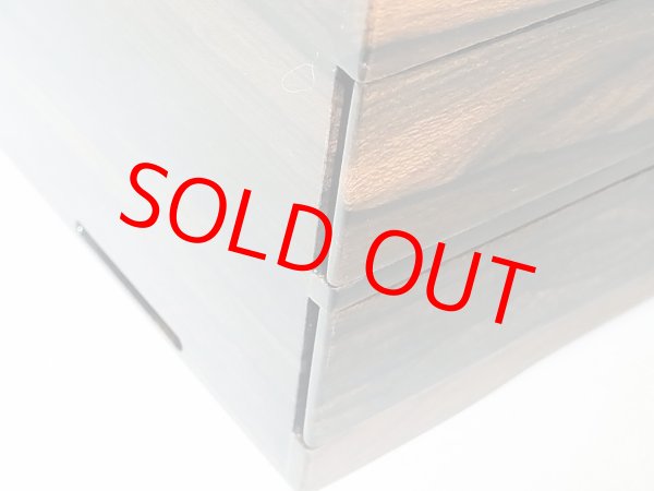 両脇に溝があります。