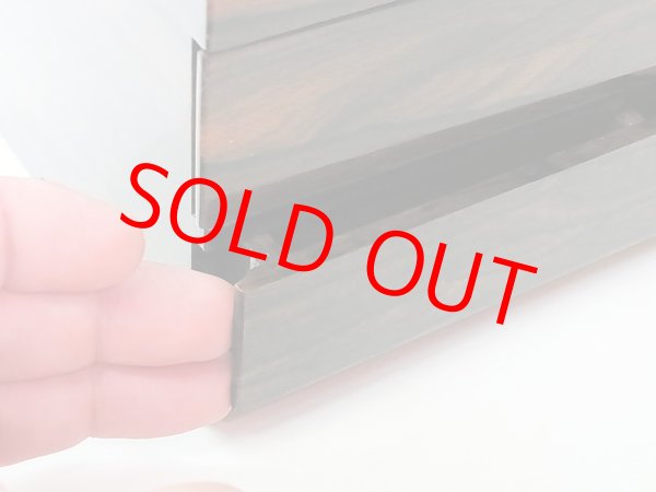 その溝に両手の指先をかけてあけます。