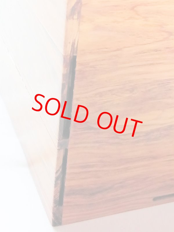 両脇に溝があります。