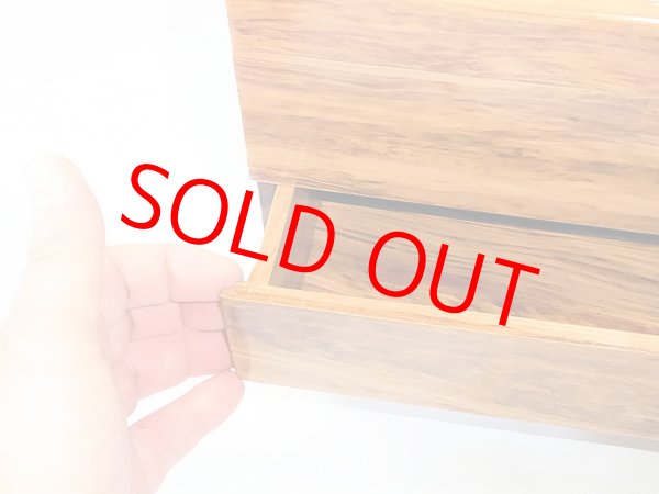 その溝に両手の指先をかけてあけます。