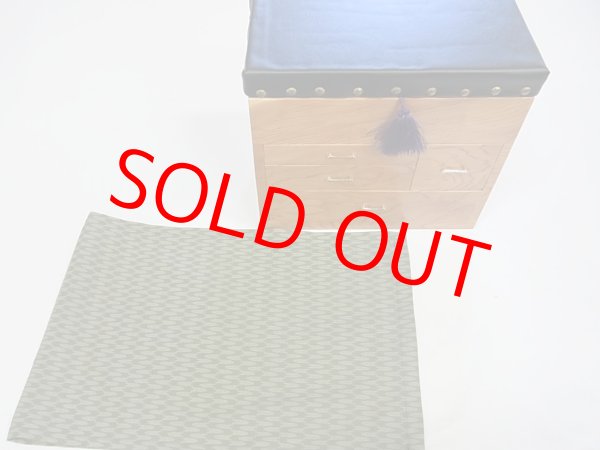 画像8: 国産杉材使用　座布団付き総引き出し合切箱　合切箱カバー、 ベルト付き